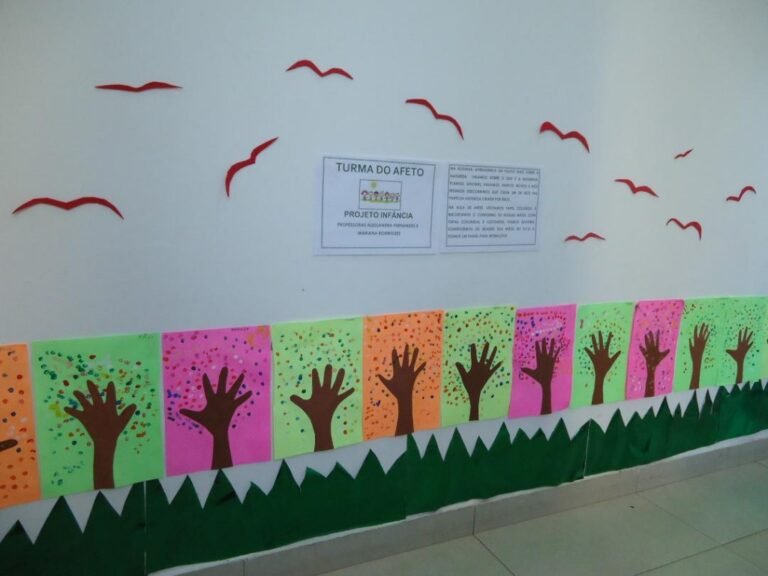 painel colorido de eva com elementos naturais