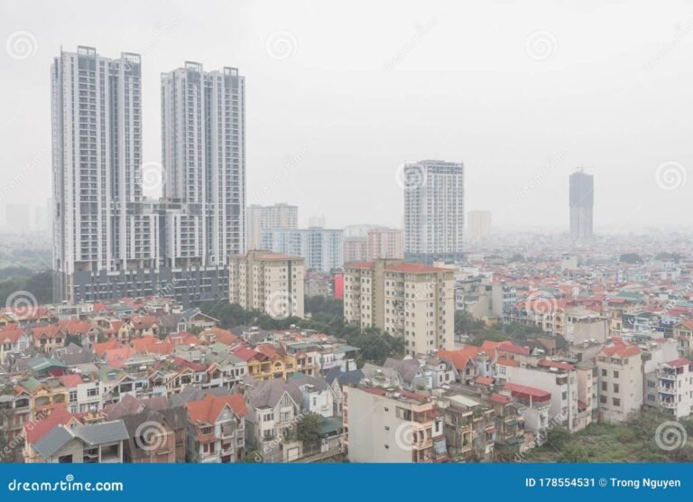 paisagem urbana poluida com anuncios brilhantes