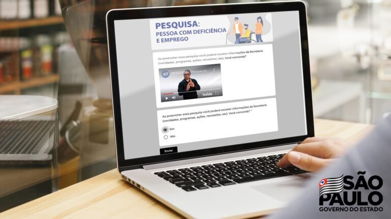 pessoa acessando site do governo no computador