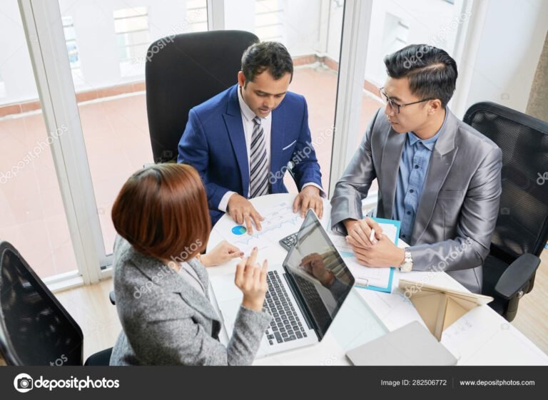 pessoa analisando graficos financeiros em computador