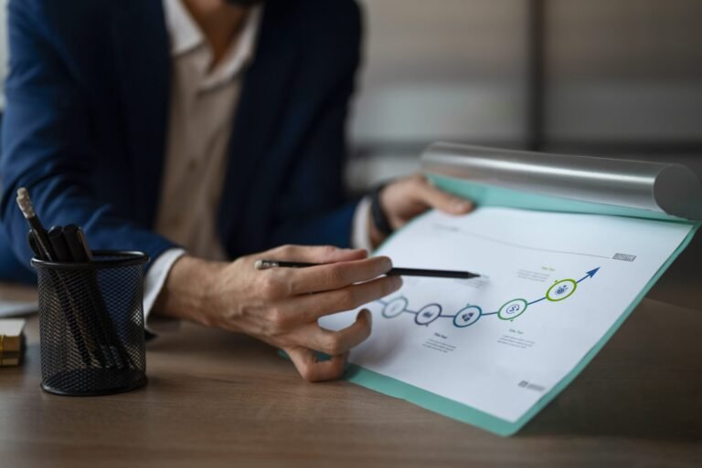 Como Descobrir Qual Carreira Seguir de Acordo com Seu Perfil 17 pessoa analisando opcoes em um caminho