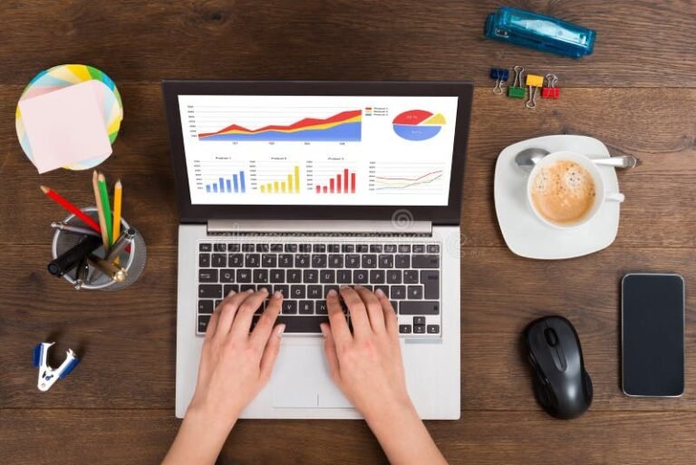 pessoa analisando opcoes em um laptop