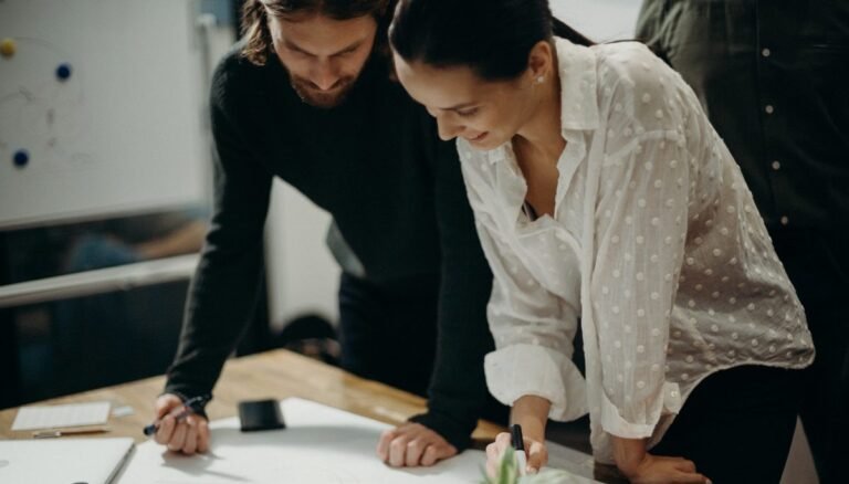 pessoa analisando produtos em uma loja