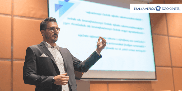 pessoa apresentando slides em uma conferencia