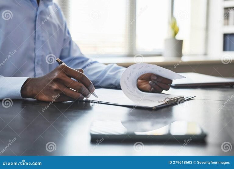 pessoa assinando documentos em um escritorio