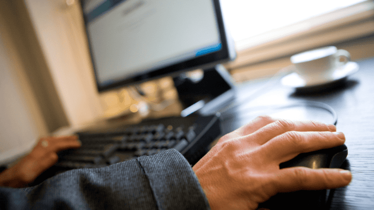 Como Alterar Seus Dados Cadastrais na Conta Gov.br 21 pessoa atualizando informacoes em um computador