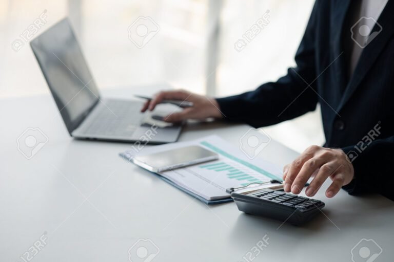 Técnico em Contabilidade Precisa Ter Registro no CRC 24 pessoa com calculadora e documentos contabeis