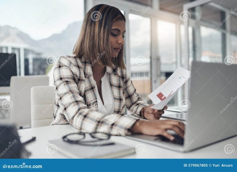 pessoa com laptop e documentos de trabalho