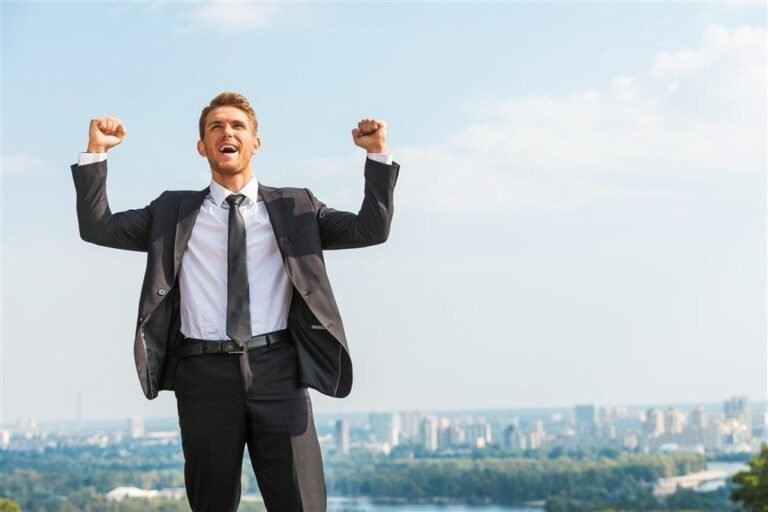 Como Responder à Pergunta "Me Fale Sobre Você" em Entrevistas 21 pessoa confiante em uma entrevista de emprego 4