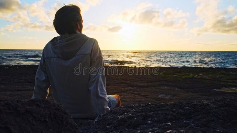 Devo Pedir Demissão Antes ou Depois das Férias Veja os Prós e Contras! 17 pessoa contemplando o horizonte durante o por do sol