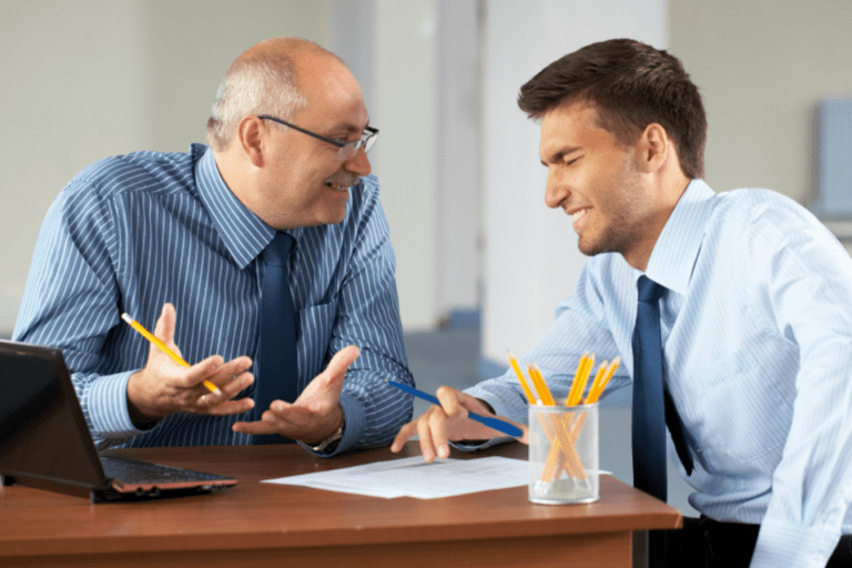 Como Pedir Aumento ao Chefe de Forma Eficaz e Construtiva 17 pessoa conversando com um chefe em escritorio