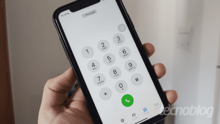 pessoa desbloqueando alguem no celular