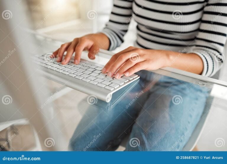 Como Recuperar ou Saber Sua Senha do Gov.br de Forma Segura 5 pessoa digitando em um computador com seguranca