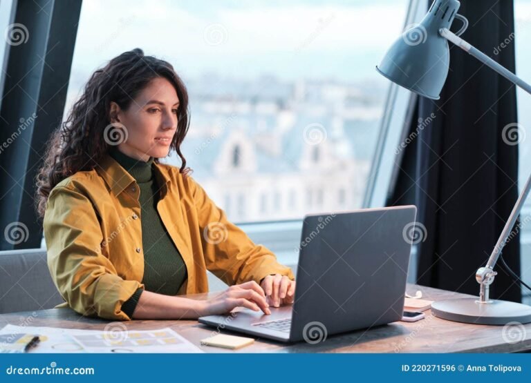 Como Consultar Meu Diploma No MEC de Forma Simples e Rápida 11 pessoa digitando no computador com diploma