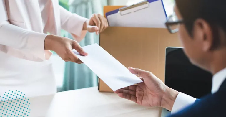 Como Deve Ser Cumprido o Aviso Prévio na Demissão 28 pessoa entregando uma carta de demissao