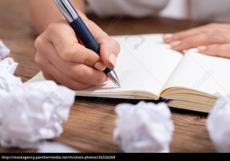 pessoa escrevendo em um caderno