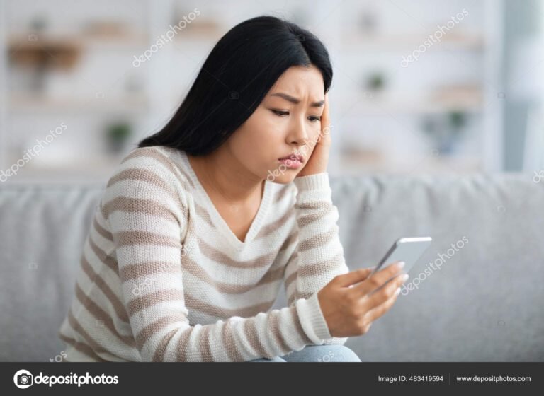 pessoa frustrada com celular em maos