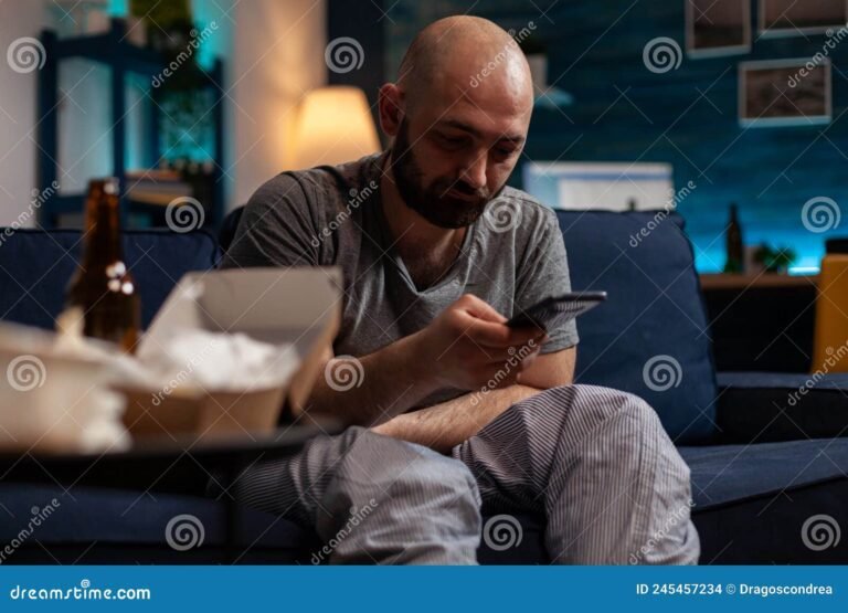 Por que Não Estou Conseguindo Entrar na Minha Conta do Gov 4 pessoa frustrada tentando acessar computador