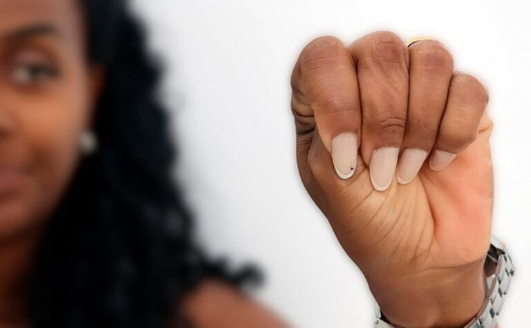 pessoa levantando a mao em sinal de alerta