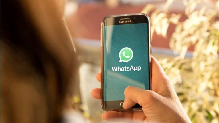 pessoa mostrando smartphone com whatsapp aberto