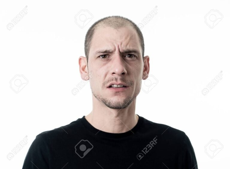 pessoa olhando com expressao confusa