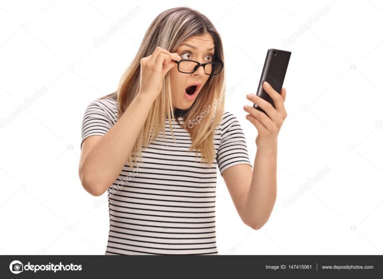 pessoa olhando para um smartphone surpresa