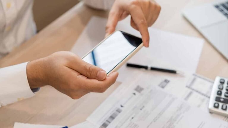 pessoa pagando boleto com um smartphone