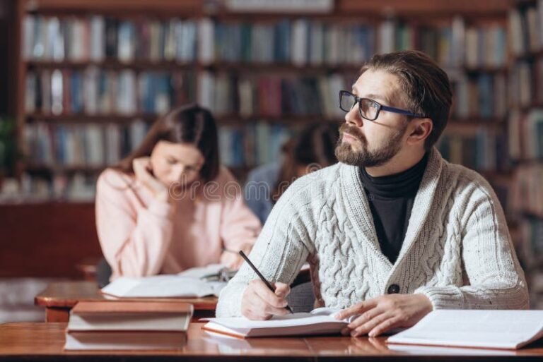 Existe um método infalível para realizar pesquisas de forma eficaz 19 pessoa pesquisando em uma biblioteca