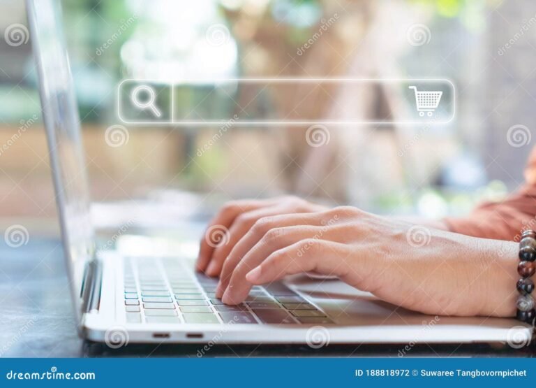 pessoa pesquisando informacoes em um computador