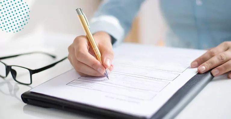 pessoa preenchendo formulario de registro