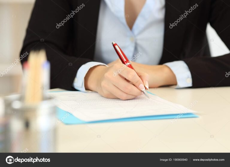 pessoa preenchendo formulario em escritorio