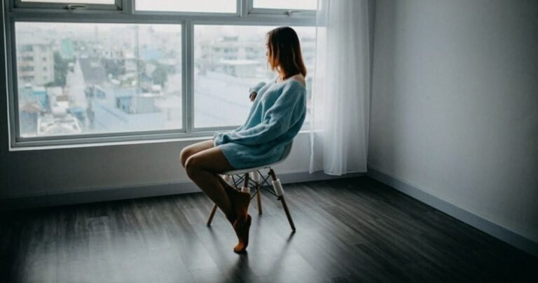 Por que fui demitido após processar a empresa Entenda seus direitos! 20 pessoa refletindo em um escritorio vazio