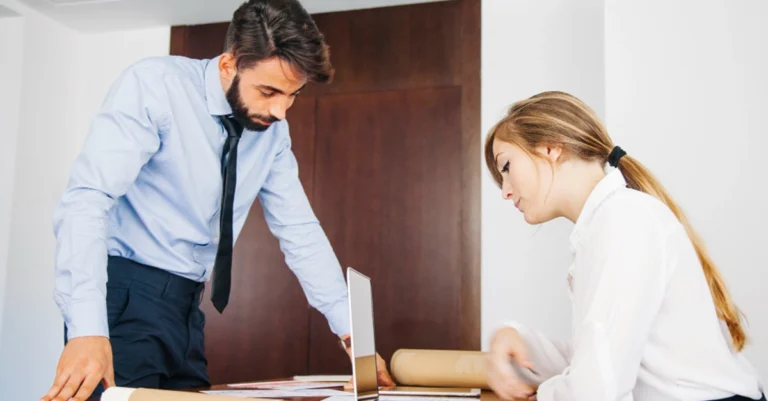 O que faço e quais são meus direitos quando sou demitido sem justa causa 12 pessoa refletindo sobre demissao em escritorio