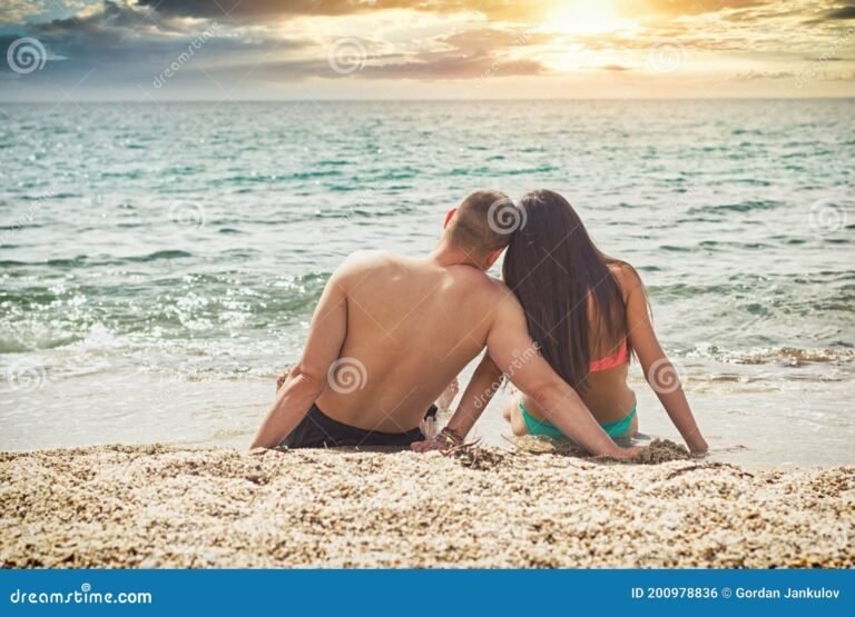 Posso ser demitido depois das férias ou isso é proibido 8 pessoa relaxando na praia apos ferias