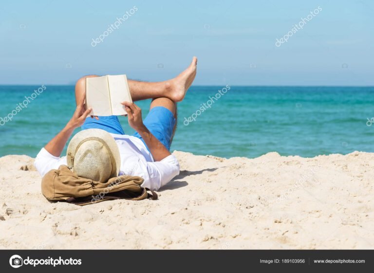 É Possível Pedir Demissão Durante as Férias Entenda Seus Direitos! 4 pessoa relaxando na praia com documentos