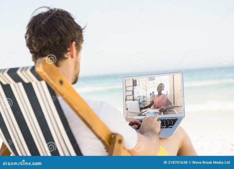 Posso Pedir Demissão Mesmo Estando de Férias Entenda Seus Direitos! 11 pessoa relaxando na praia com laptop aberto