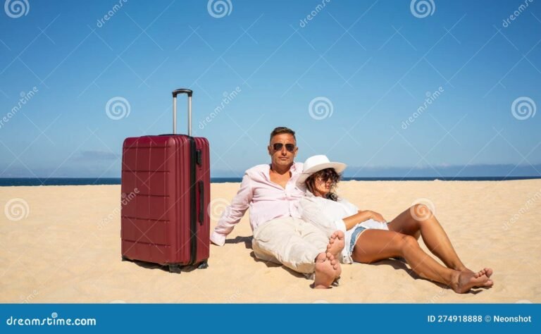 pessoa relaxando na praia com malas