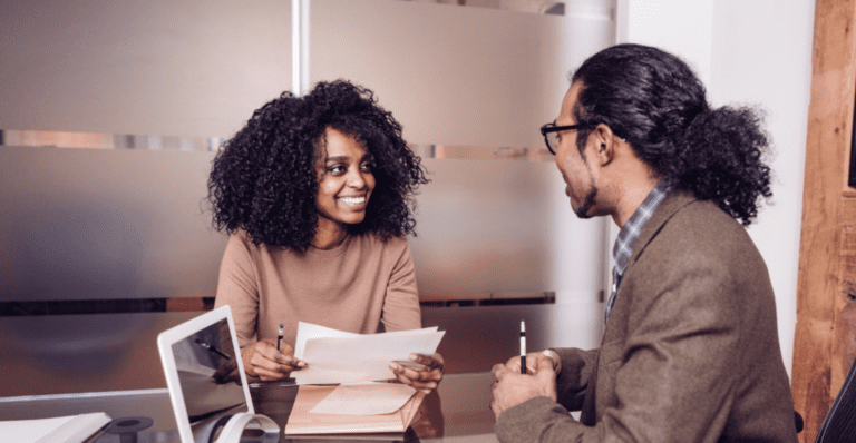 Quais são as melhores dicas para se sair bem em uma entrevista de emprego 10 pessoa se preparando para uma entrevista