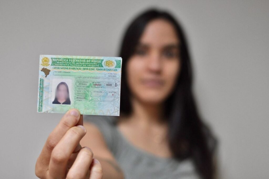 pessoa segurando a cnh com orgulho