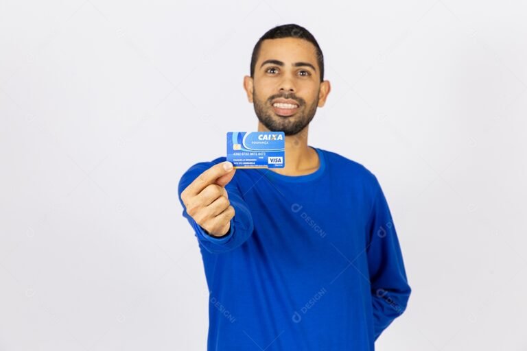 pessoa segurando cartao bancario novo