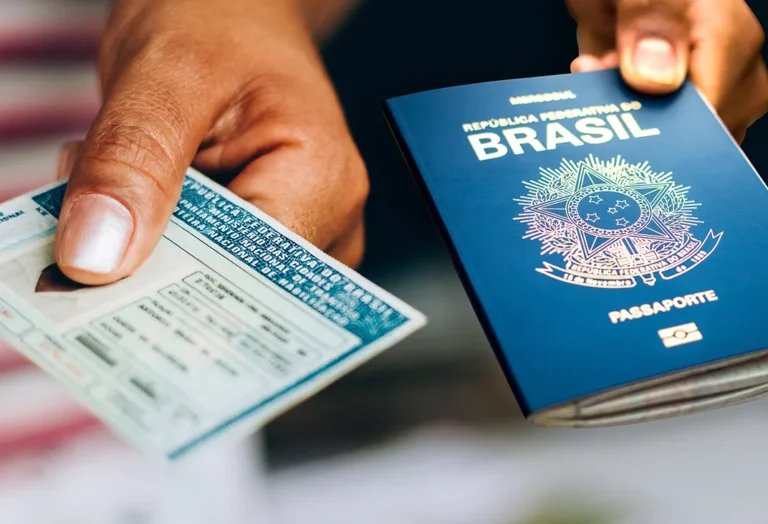 pessoa segurando cnh e passaporte