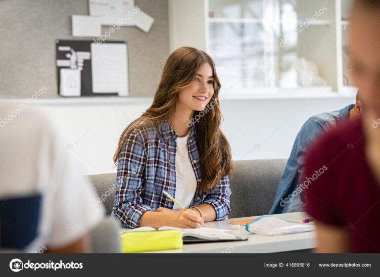 pessoa sorrindo enquanto escuta atentamente