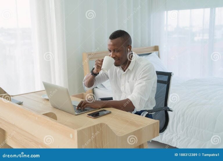 Onde encontrar vagas para gestor de tráfego em home office 27 pessoa trabalhando em casa com computador 2