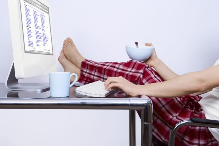 Com o que posso trabalhar em casa e ter uma renda estável 11 pessoa trabalhando em home office tranquila