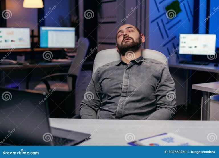 pessoa trabalhando tarde em escritorio vazio