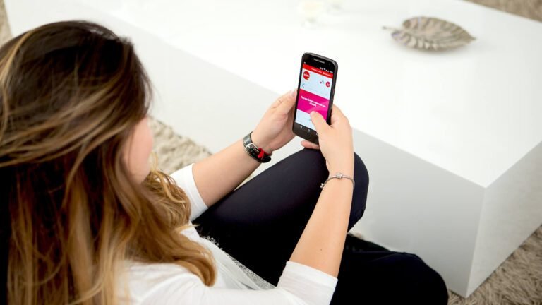 Como Aumentar o Limite de Pix no Banco do Brasil de Forma Simples 23 pessoa usando aplicativo bancario no celular