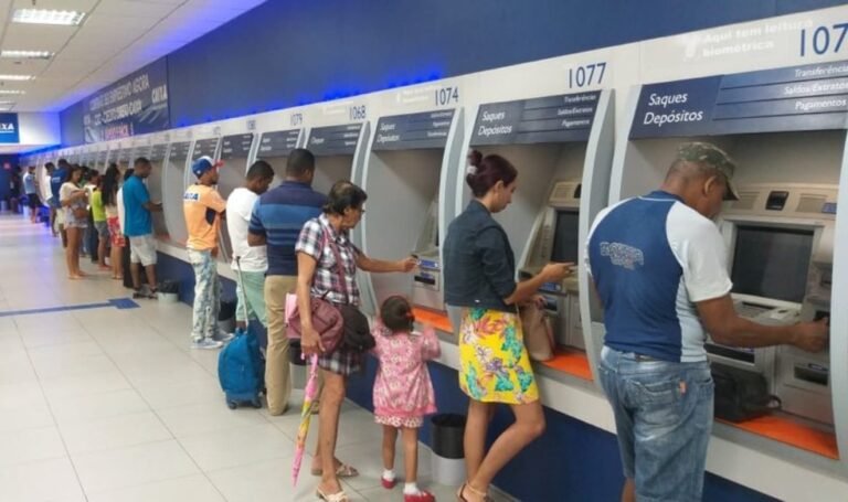 pessoa usando caixa eletronico com seguranca