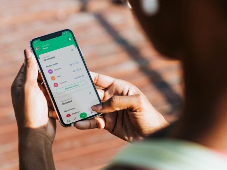 pessoa usando smartphone com aplicativo financeiro aberto