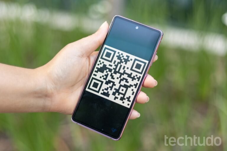 Como Pagar Conta Com QR Code: Passo a Passo para Facilitar o Processo 17 pessoa usando smartphone para escanear qr code