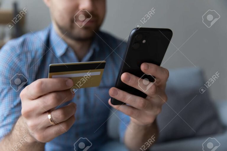 Conta PJ no Mercado Pago: Vale a Pena Abrir e Usar 23 pessoa usando um celular para transacoes